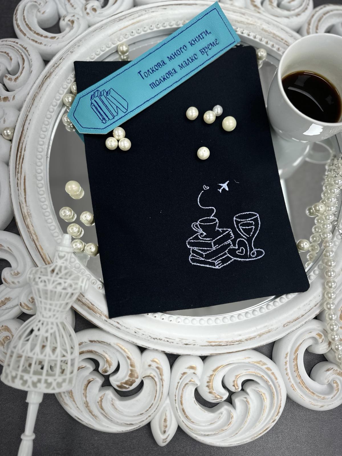 Комплект "Полет на мисълта" — дрешка за книжка с бродерия + кожен разделител