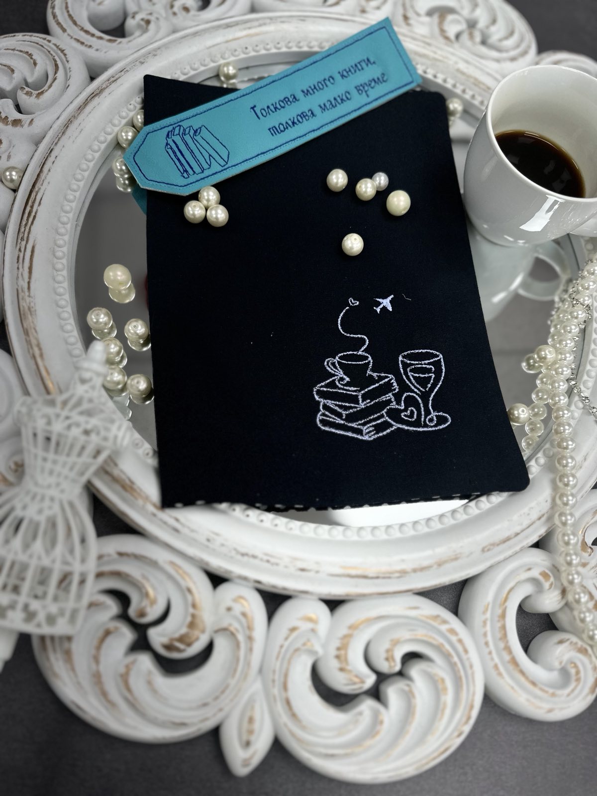 Комплект "Полет на мисълта" — дрешка за книжка с бродерия + кожен разделител